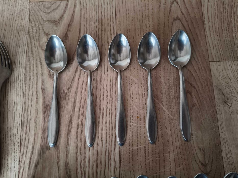 Посуда и столовые приборы: Тарелки, Селедочницы, Вилки, Ложечки.