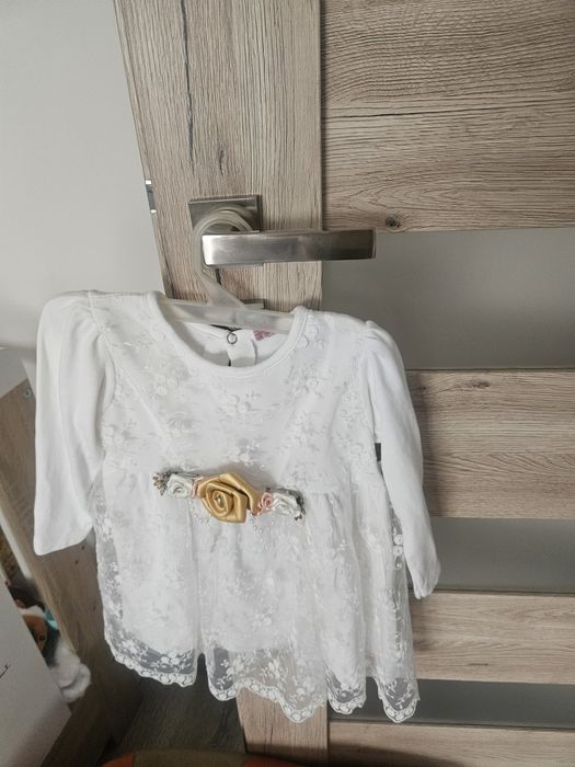 Sukienka biała z klamrą