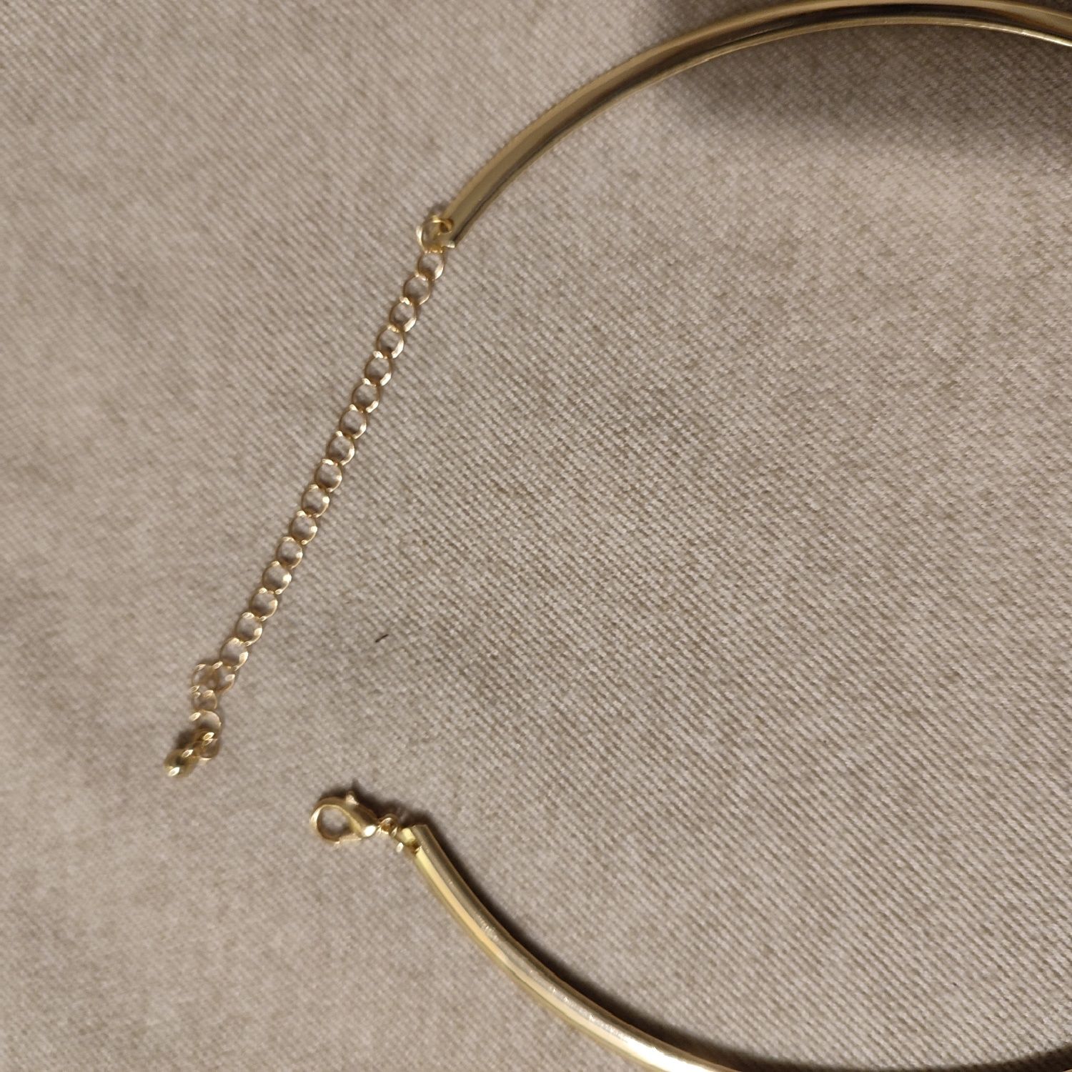 Złoty naszyjnik w kształcie koła sztywny
