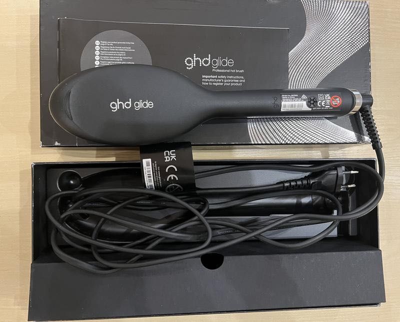 Професійна гаряча щітка від GHD, серія Glide.