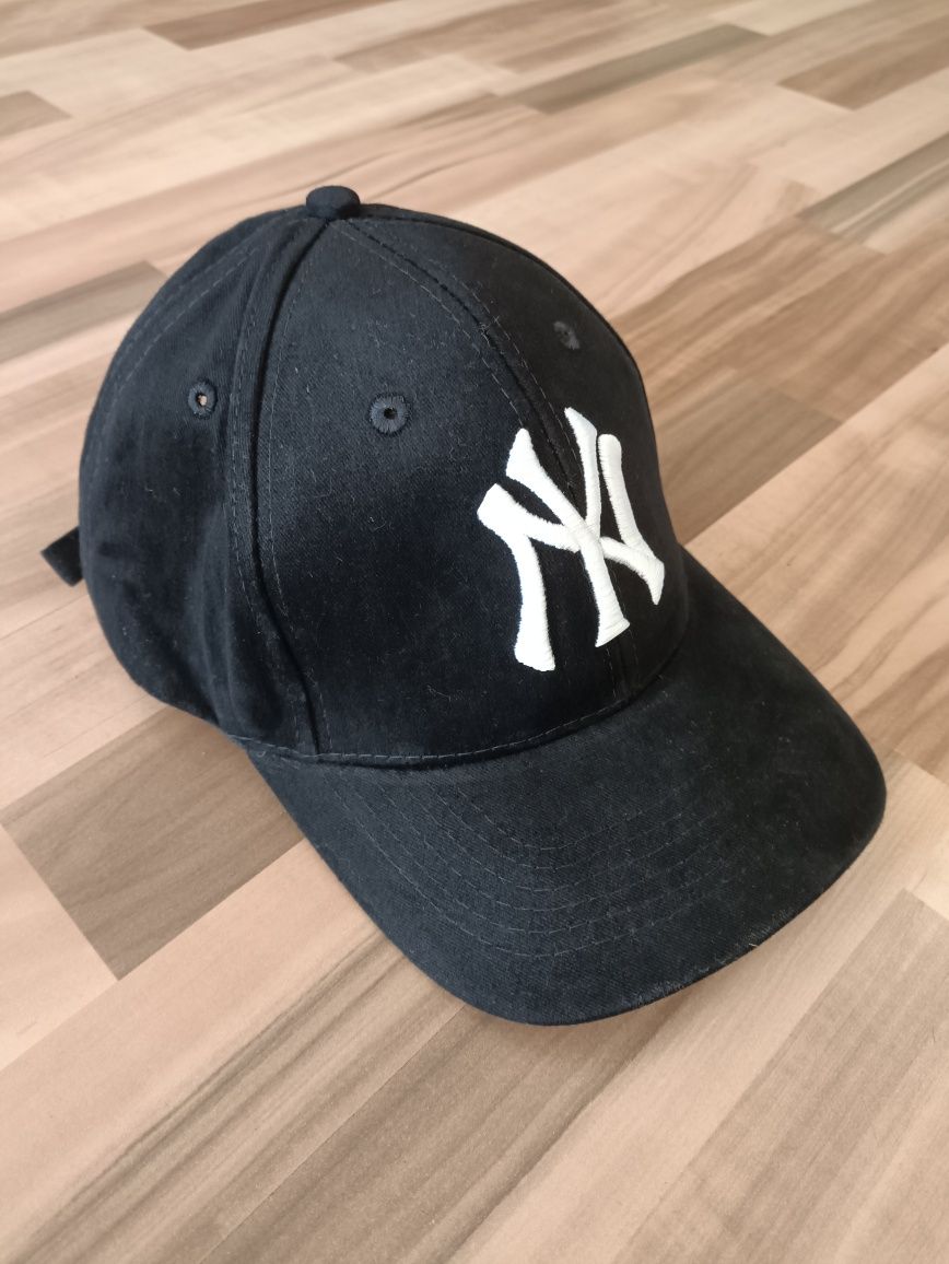 Czapka z daszkiem NY czarna z białym