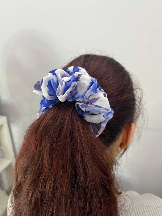 Mała gumka scrunchie – niebiesko-biała, ręcznie szyta, nowa