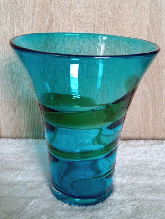 Szklany niebieski wazon