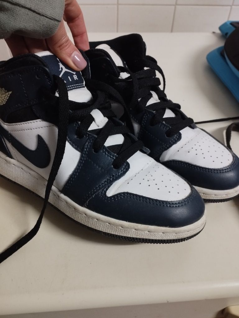 Tênis Air Jordan azuis e brancos