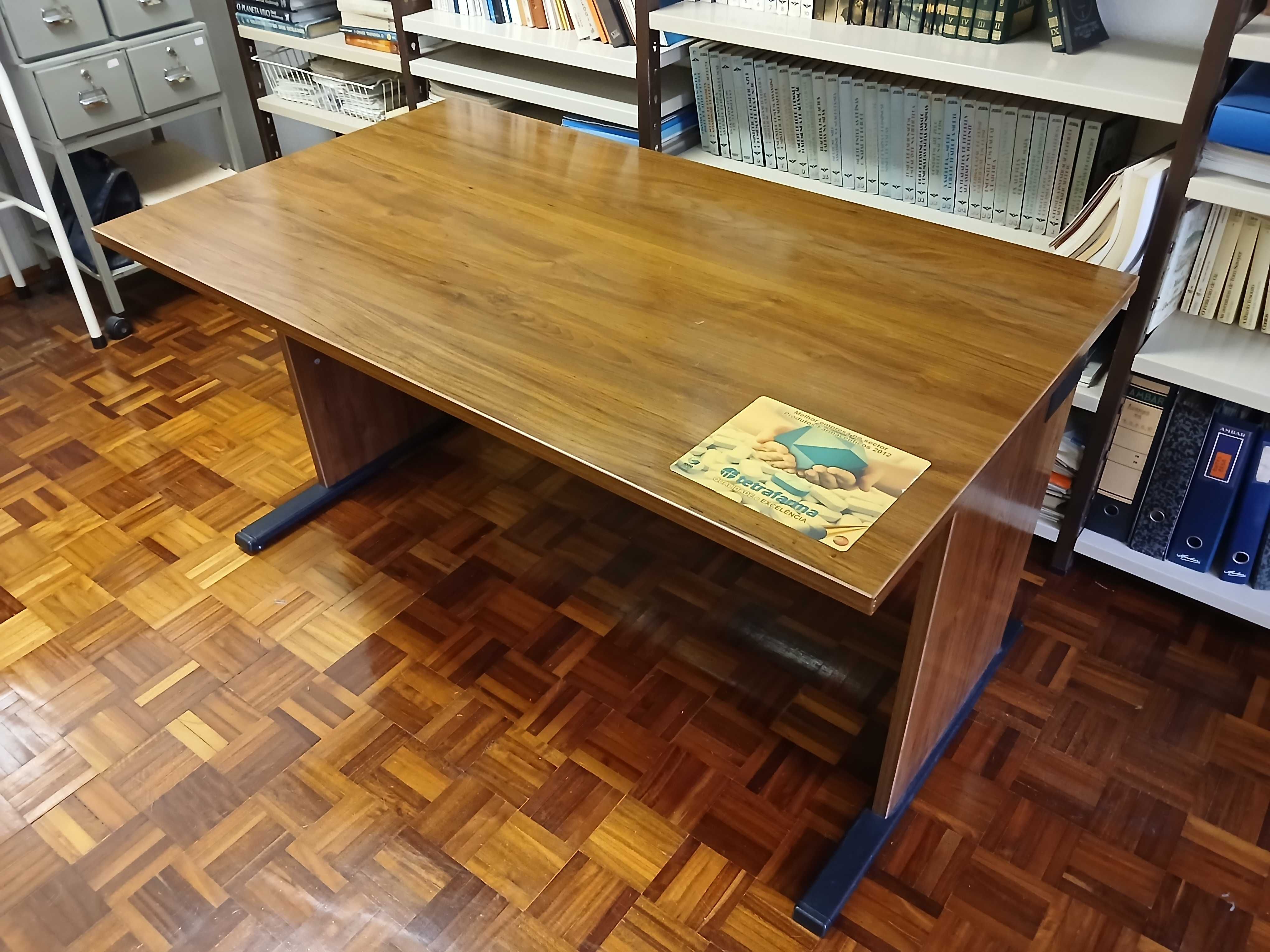 Secretaria de escritorio grande - Linhas simples - Solida
