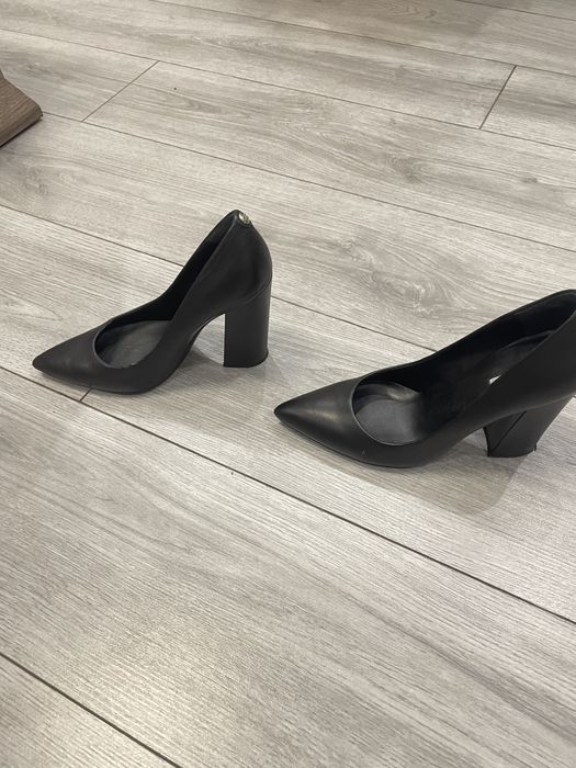 Шкіряні туфлі на підборах guess 37 розмір