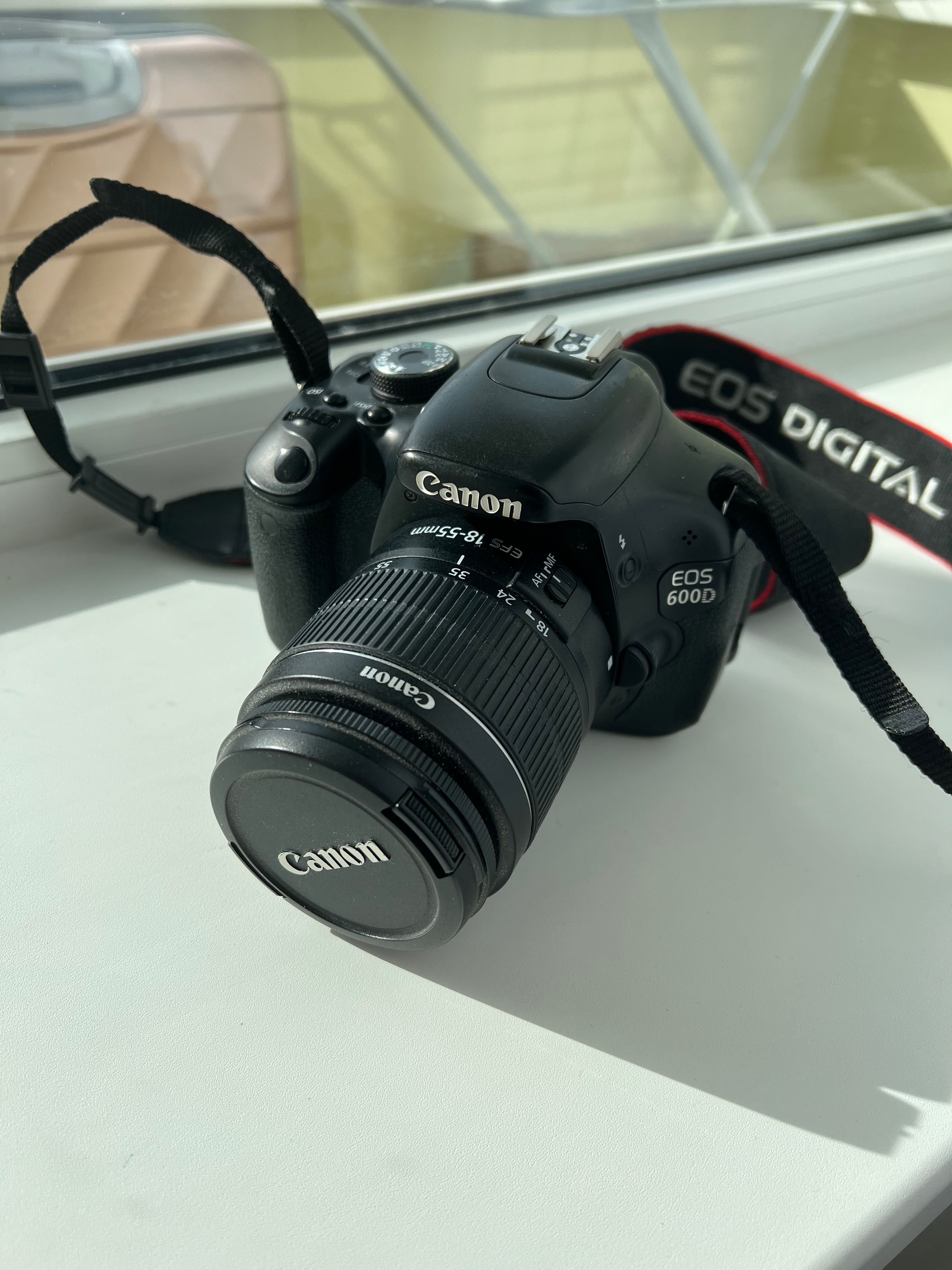 Камера Canon 600D з китовим обʼєктивом