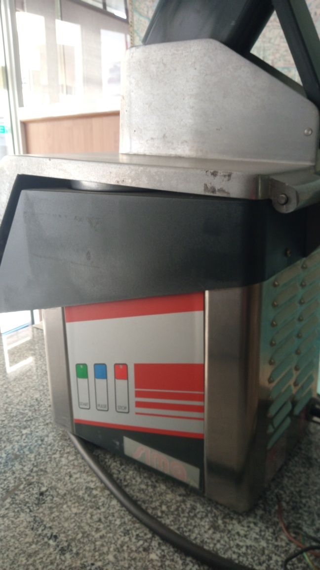 Máquina de sumos e corte legumes