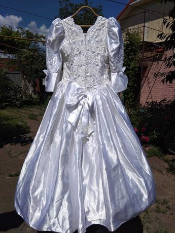Белоснежное очень красивое свадебное платье
