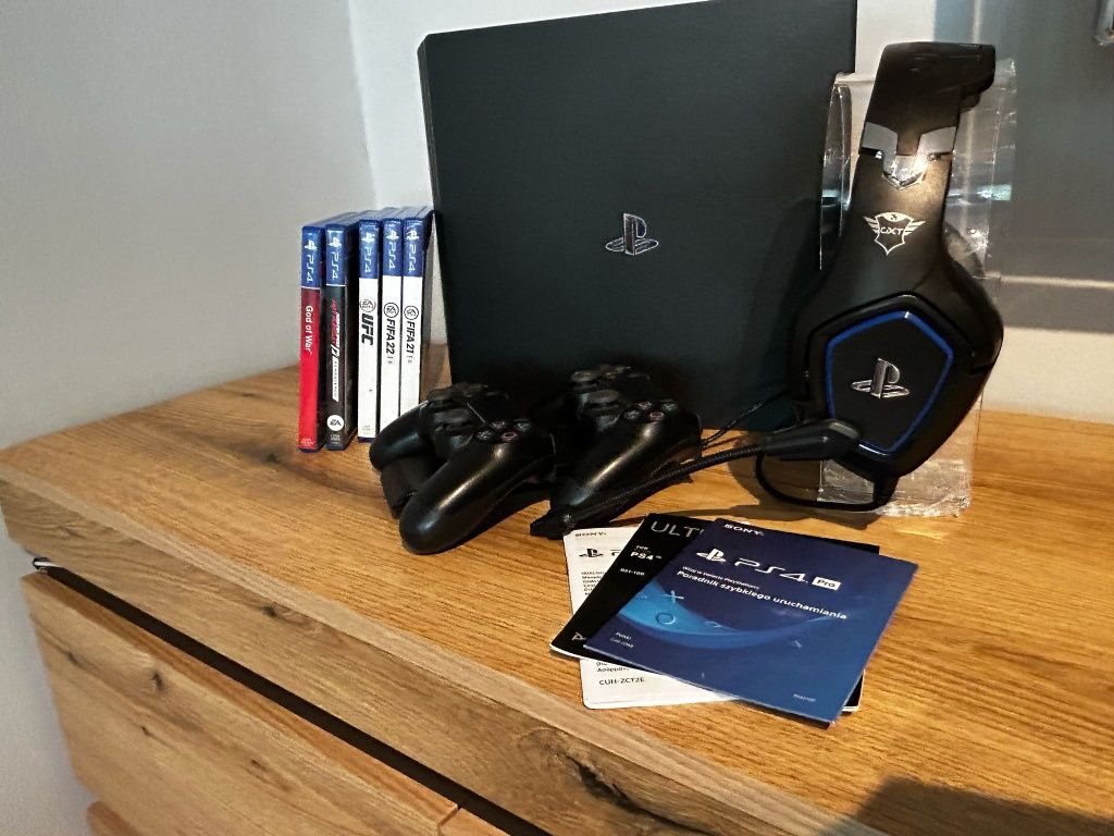 PlayStation 4 pro plus dodatki