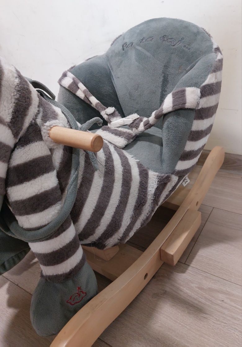 Zebra na biegunach, koń bujany, gra Nefere