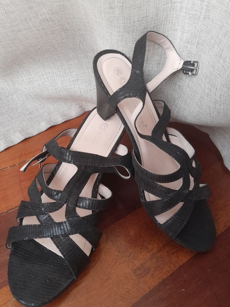 Sapatos pretos com salto