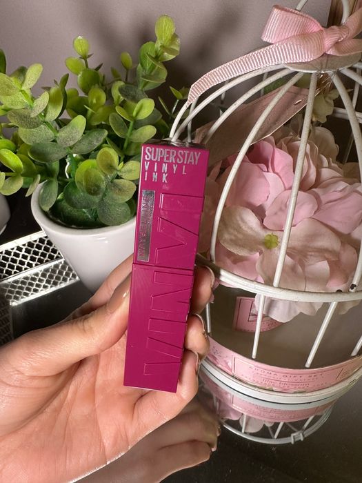 pomadka super stay Maybelline vinyl ink kolor 170 fiolet róż błyszczyk
