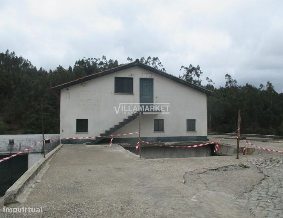 Prédio da banca composto por 2 armazéns com 877 m2 e com 1458 m2 de te