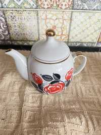 Старі чайні тарілки і заварники для чаю