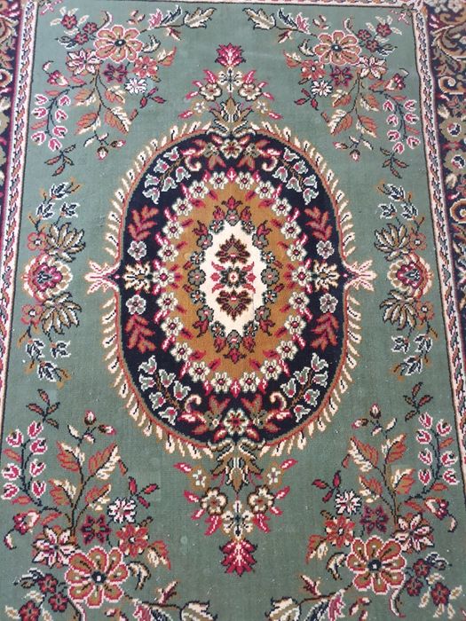 Tapete estilo persa verde floreado