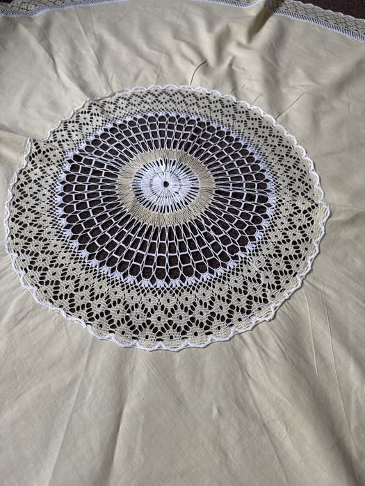 Obrus okrągły koronkowy do prywstnych kolekcji