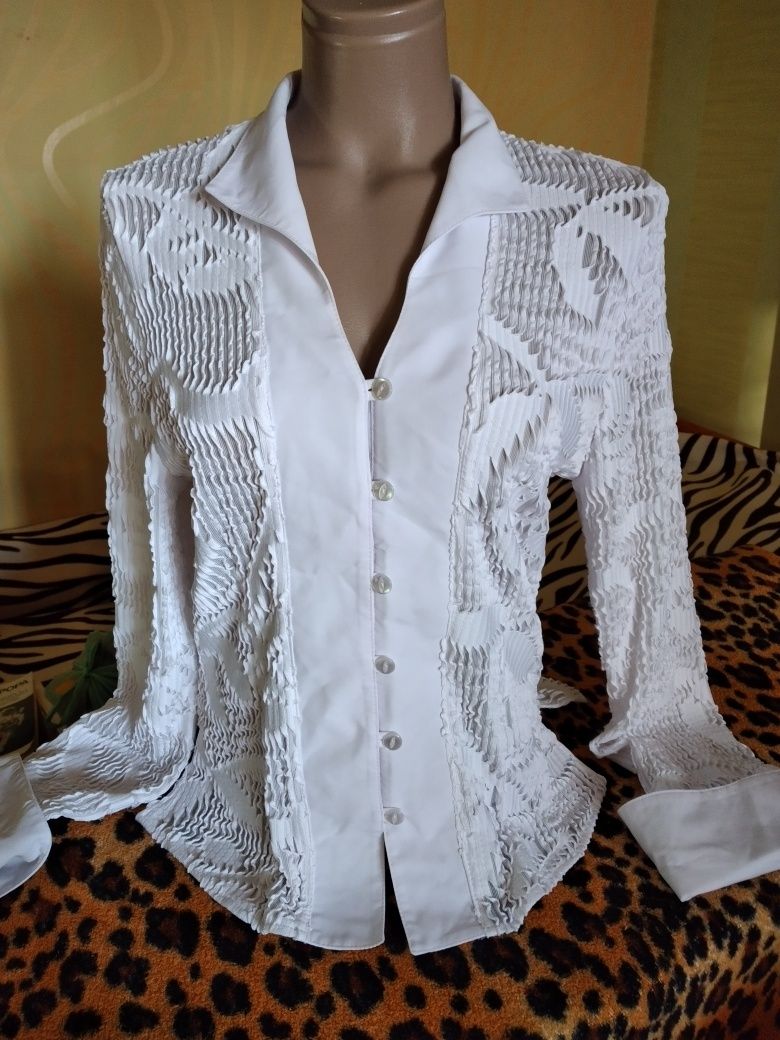 Блузка нарядна, біла.
