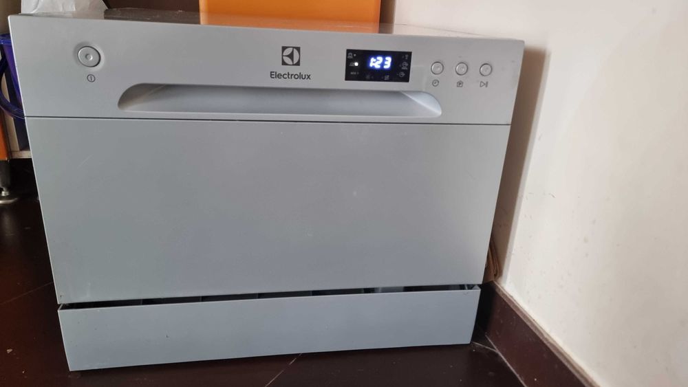 Посудомийна машина electrolux