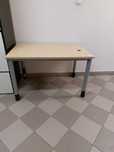 Biurko, okleina imitacja drewniana,, metalowe nogi, 120x80x73