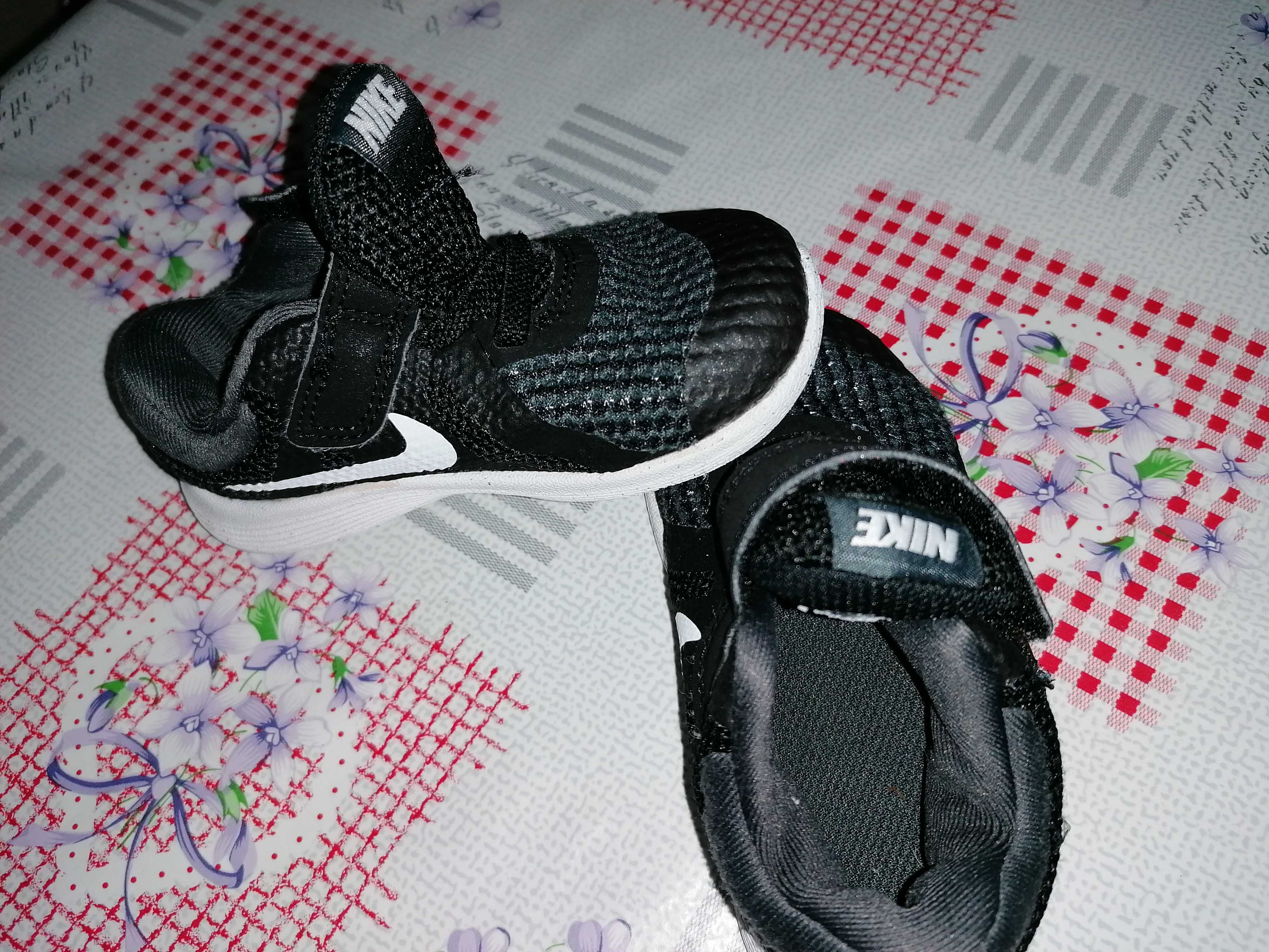 Sapatilhas de menino tamanho 22, marca Nike.