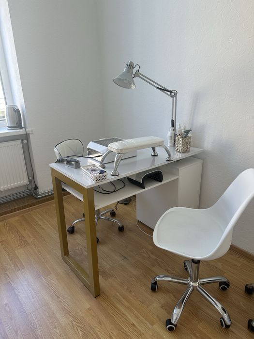 Робочі місця для майстра манікюра/бровиста