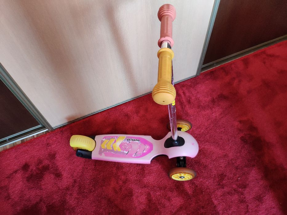 Hulajnoga trójkołowa Avigo (Toys R Us) różowa, warto!