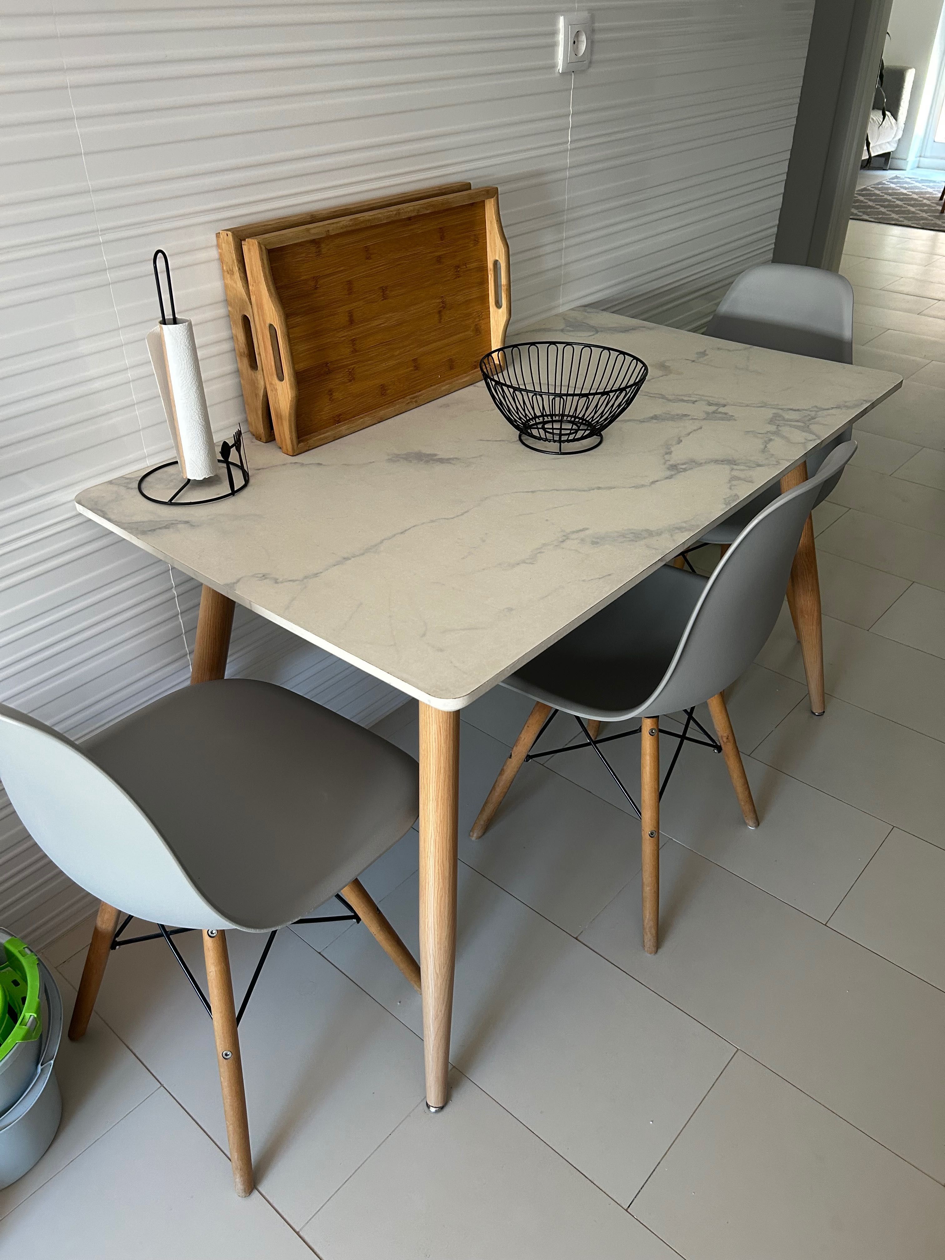 Mesa de cozinha e três cadeiras