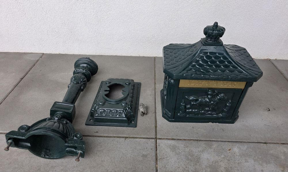 Skrzynka na listy żeliwna stojąca