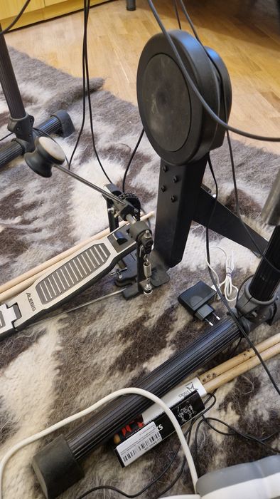 Барабанна установка Alesis dm6 drum module 
Розкажи про цю барабанну у