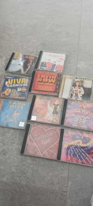 Kasety Vhs oraz Cd z aparatem fot. wraz z odtwarzaczem