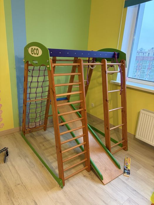 Великий трикутний комплекс. Дитяча гірка. Кільця гімнастичні.