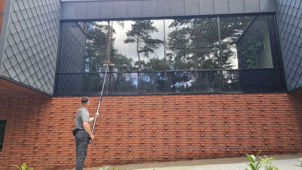 Mycie wodą demineralizowaną elewacji, fotowoltaiki, ogrodów zimowych,