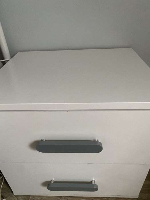 stolik nocny z szarymi uchwytami