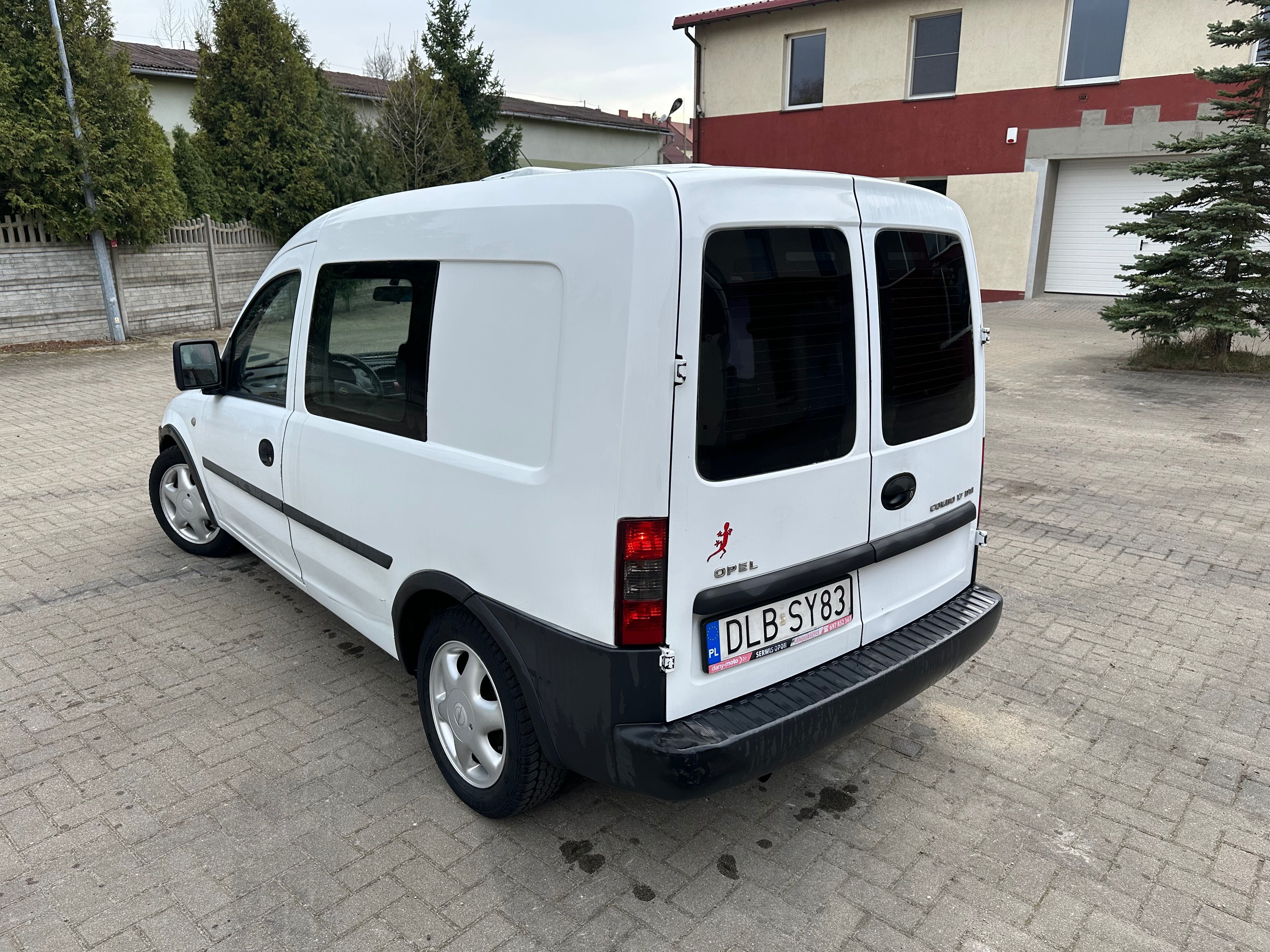 Opel Combo pojazd specjalny czteroosobowy