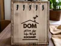 Wieszak uchwyt na klucze z drewna z napisem "Dom jest tam..."