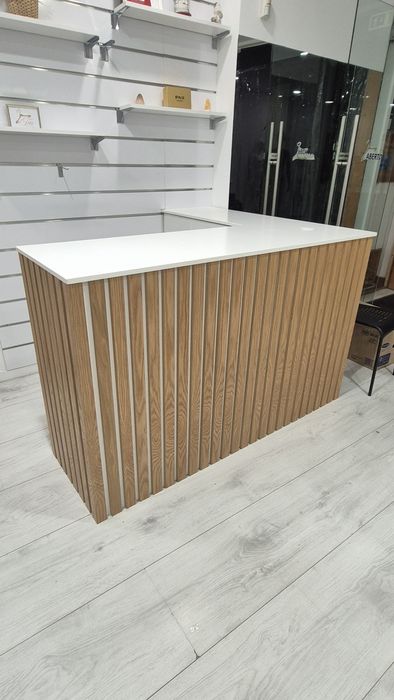 Balcão de loja e estrado em madeira