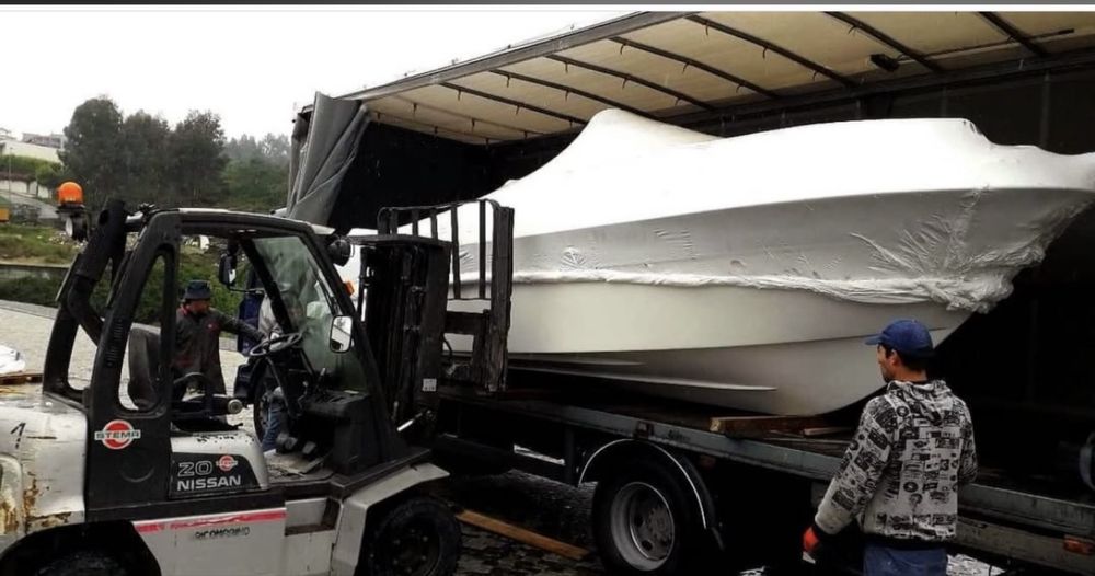 Serviço de transportes, camião palco para festas e mudanças.