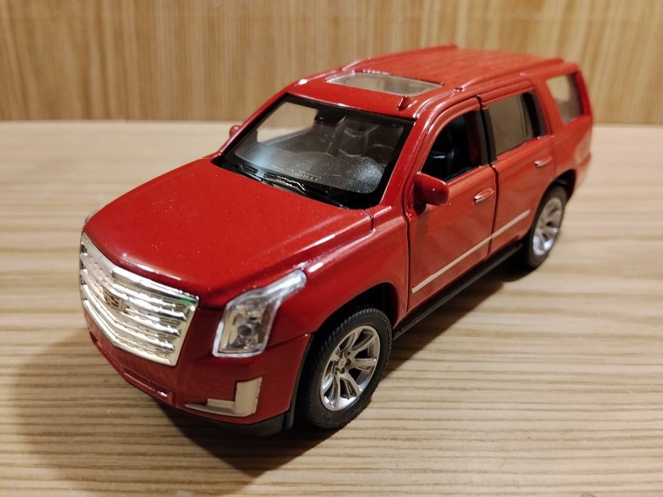 Модель Cadillac escalade 1:32 Welly металл инерция откр двери Кадиллак