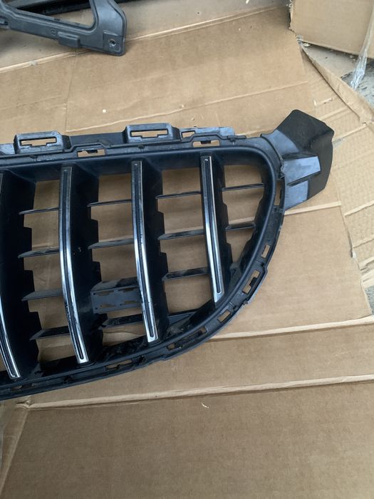 Решотка радіатора на Mercedes w205 с63AMG. Опис ниже.