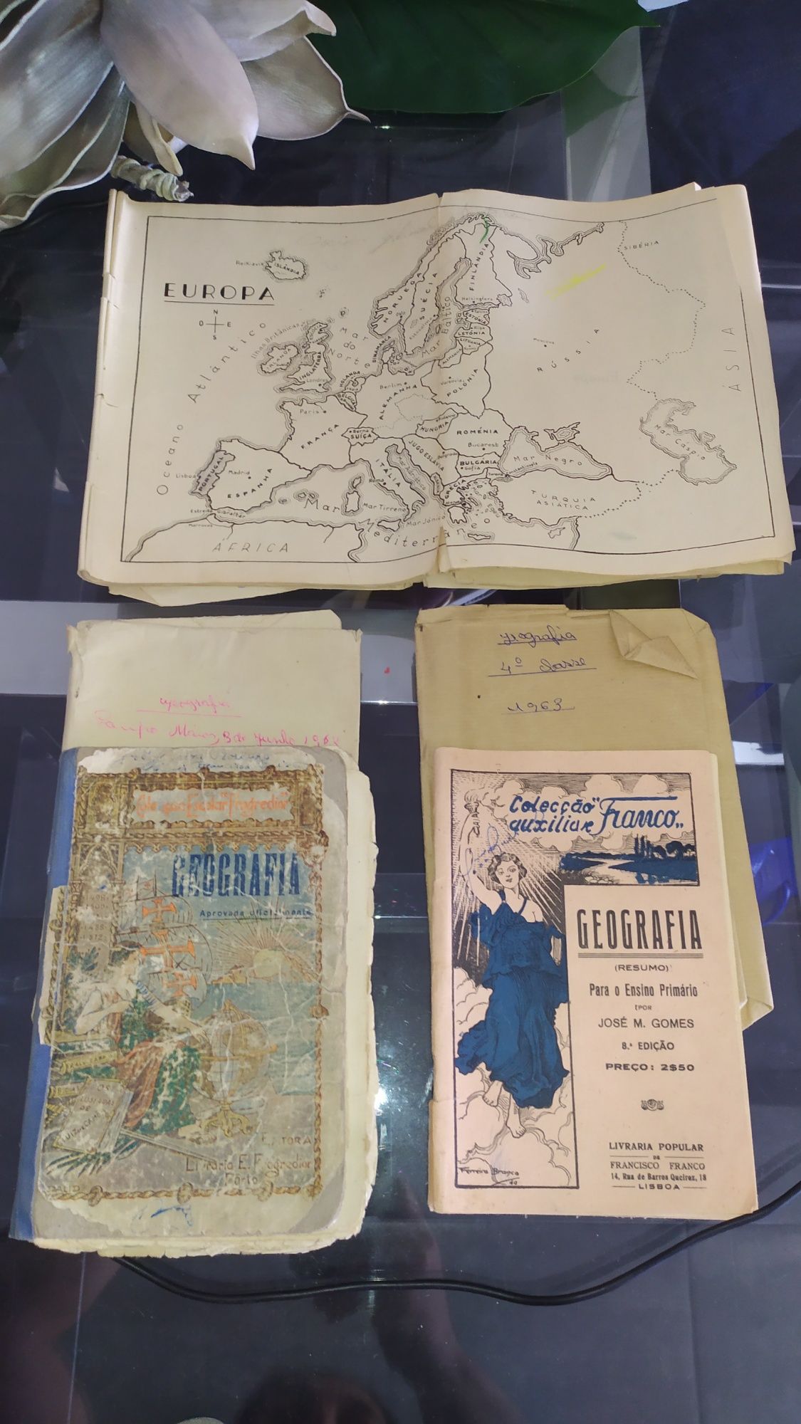 Conjunto antigo de manuais e mapas de geografia com mais de 70 anos