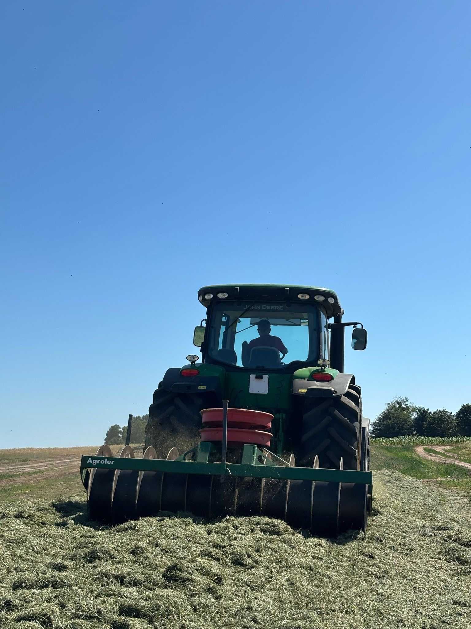 John Deere 8245R, 8R Umowa