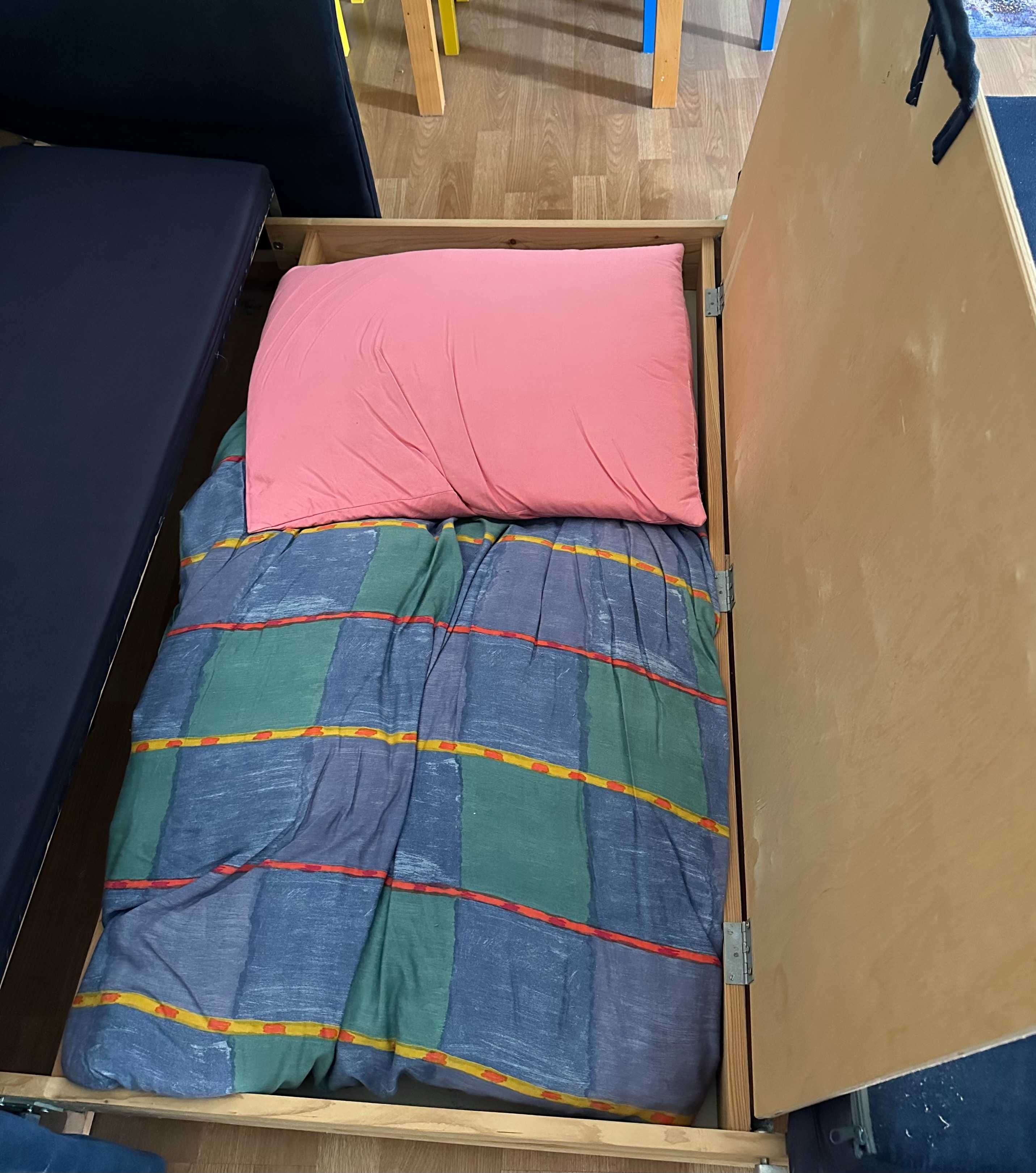 Dwu-osobowa, rozkładana sofa