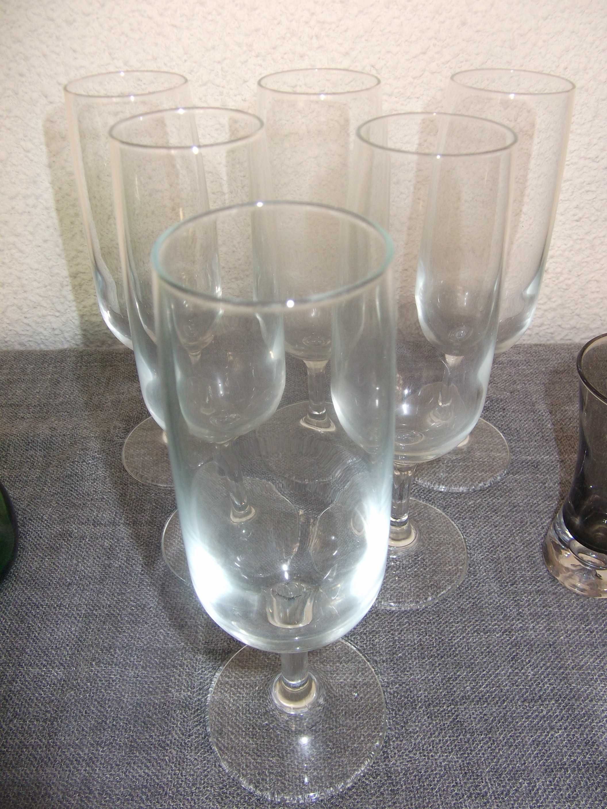 Garrafa e copos em vidro antigos / Antique glass bottle and cups