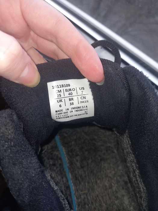 Кросівки Asics зимові в гарному стані