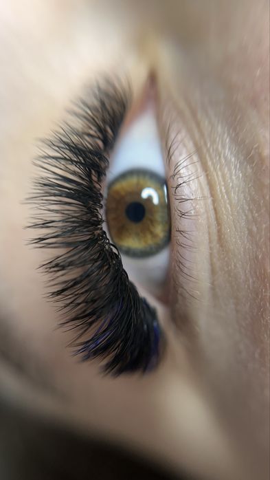 Нарощення та ламінування вій