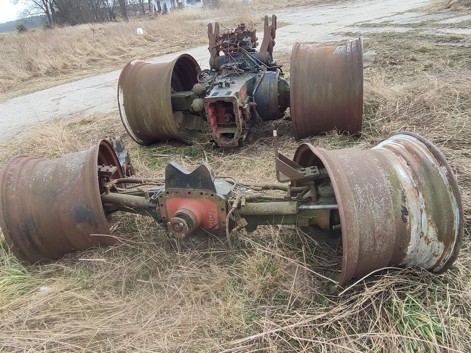 New Holland TM 190 części skrzynia,belka mostu.rama,wspornik osi przed