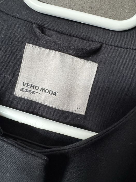 Czarny płaszcz narzutka M 38 vero moda