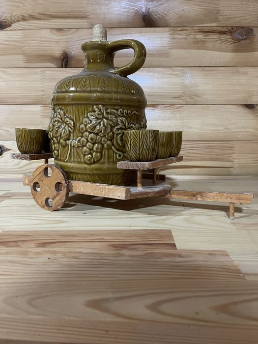 Візок з глечиком і рюмками і матрьошки