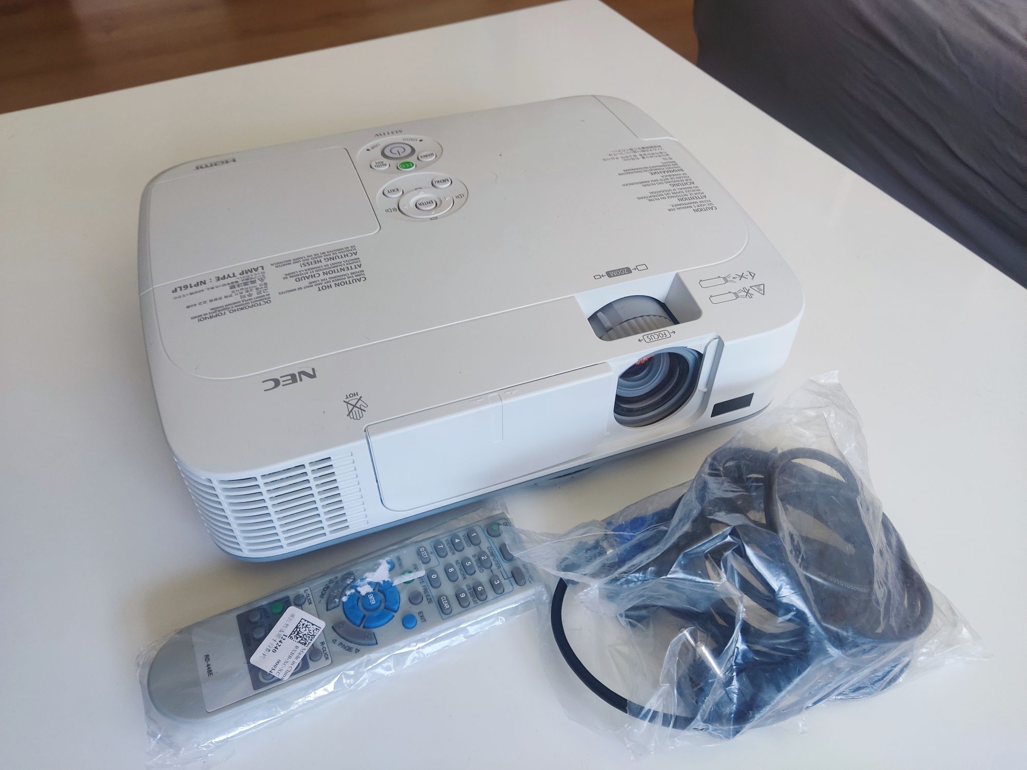 Projektor multimedialny HD NEC biały jak nowy torba pilot kable